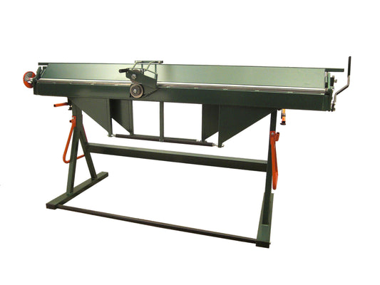 Vorderseite Abkantbank mit Rollenschere und Gradskala